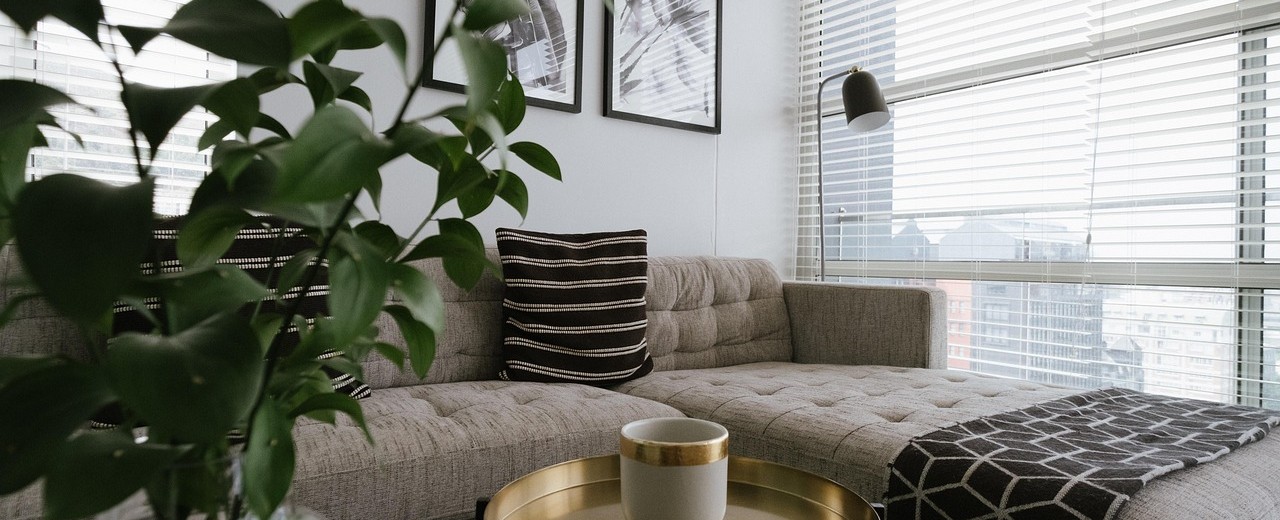 Kanapa z pufą czy narożnik? Co lepiej sprawdzi się w Twoim salonie?